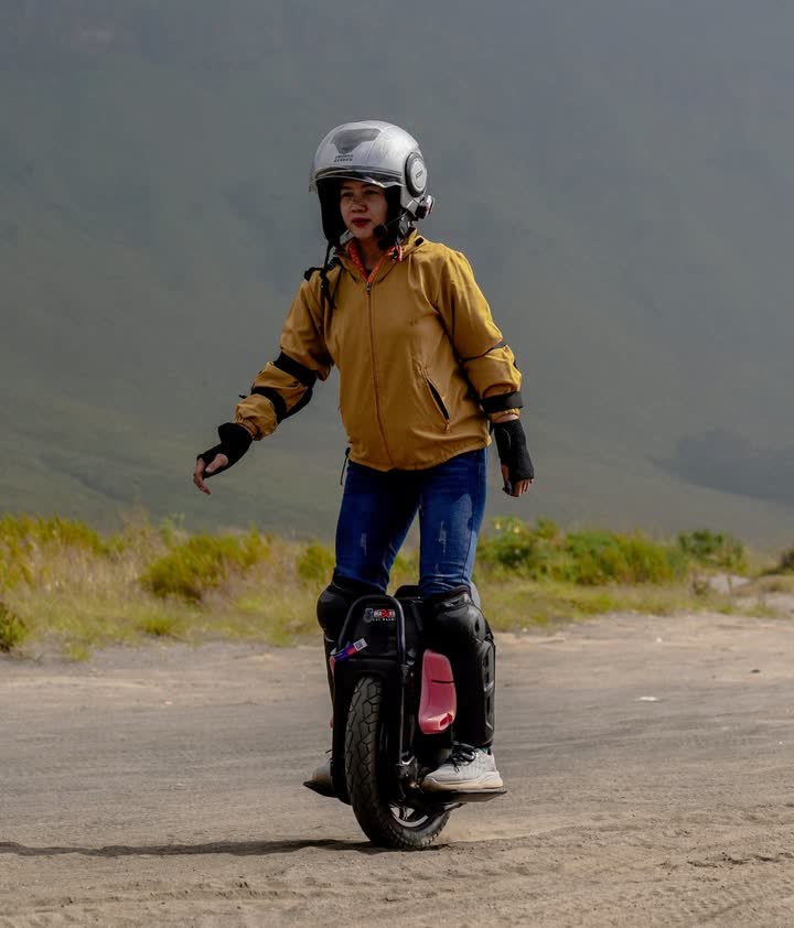Rider in a yellow jacket and white helmet
