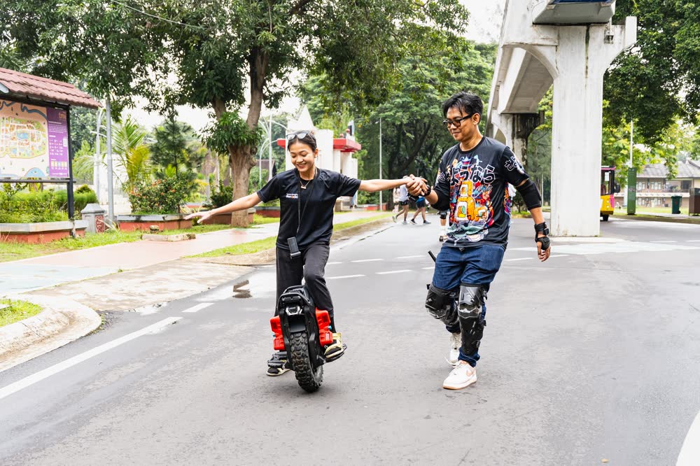 One rider rolling alongside another running on foot