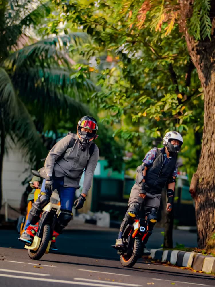 An EUC and a scooter riding side by side