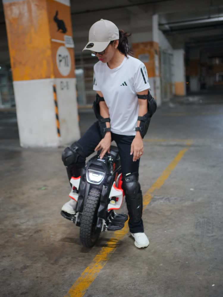Rider in a white cap easing into a first lap